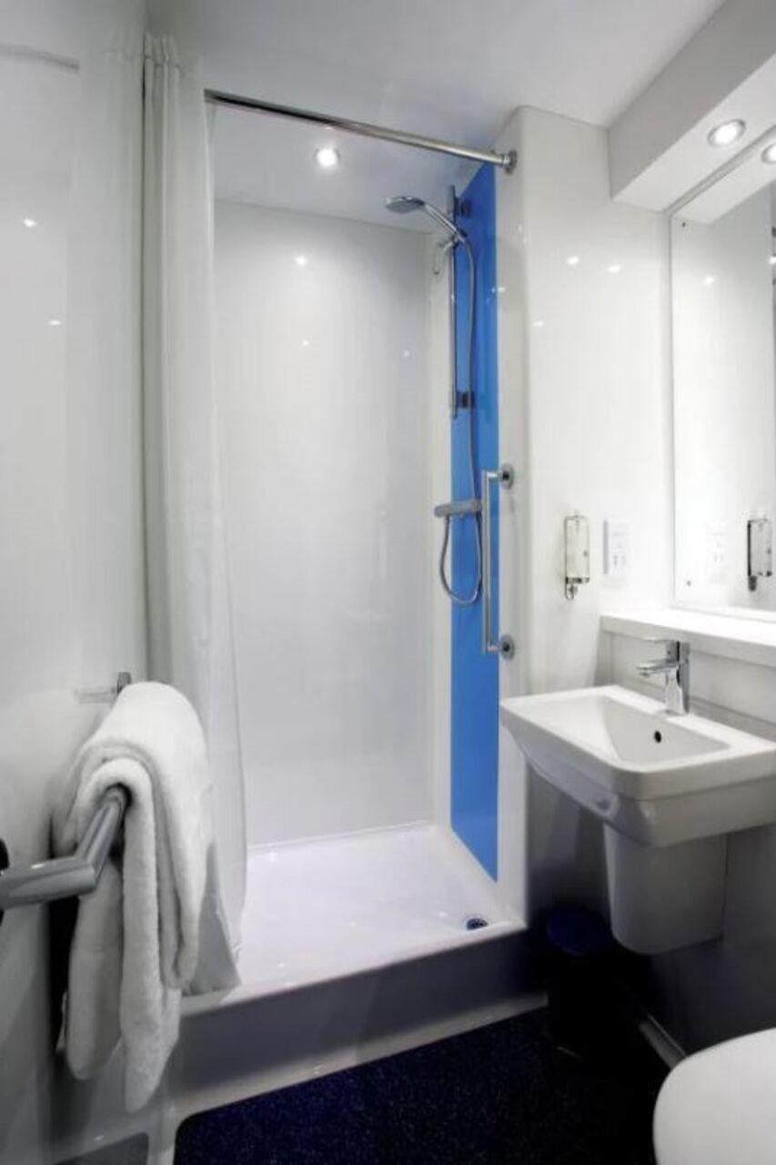 Travelodge Llanelli Cross Hands Eksteriør bilde